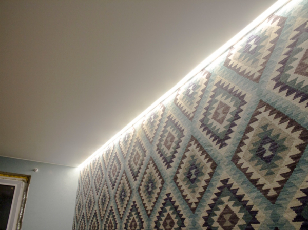 Фото парящих натяжных потолков в гостиную