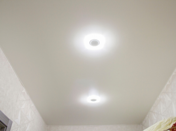 Пример натяжного потолка в прихожую