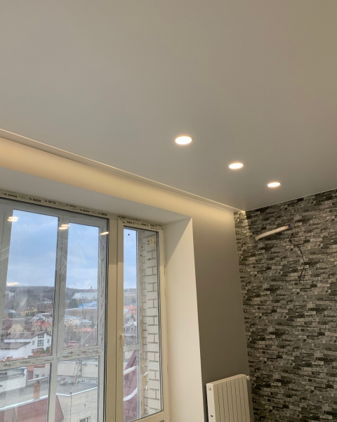 Фото натяжного потолка с нишей под карниз в гостиную