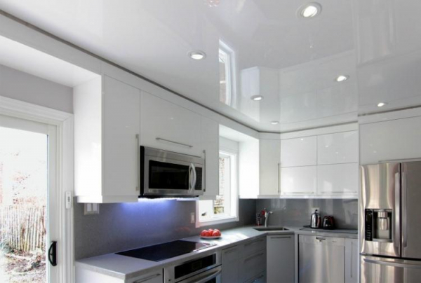 Натяжной потолок на кухню